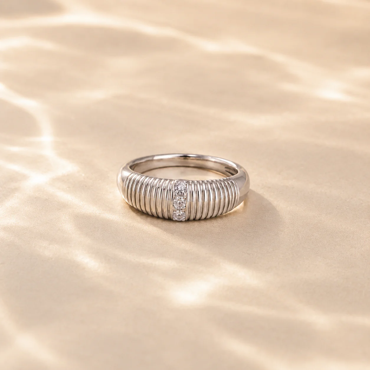 Ribbed Triple Stone Band Ring - Image 4