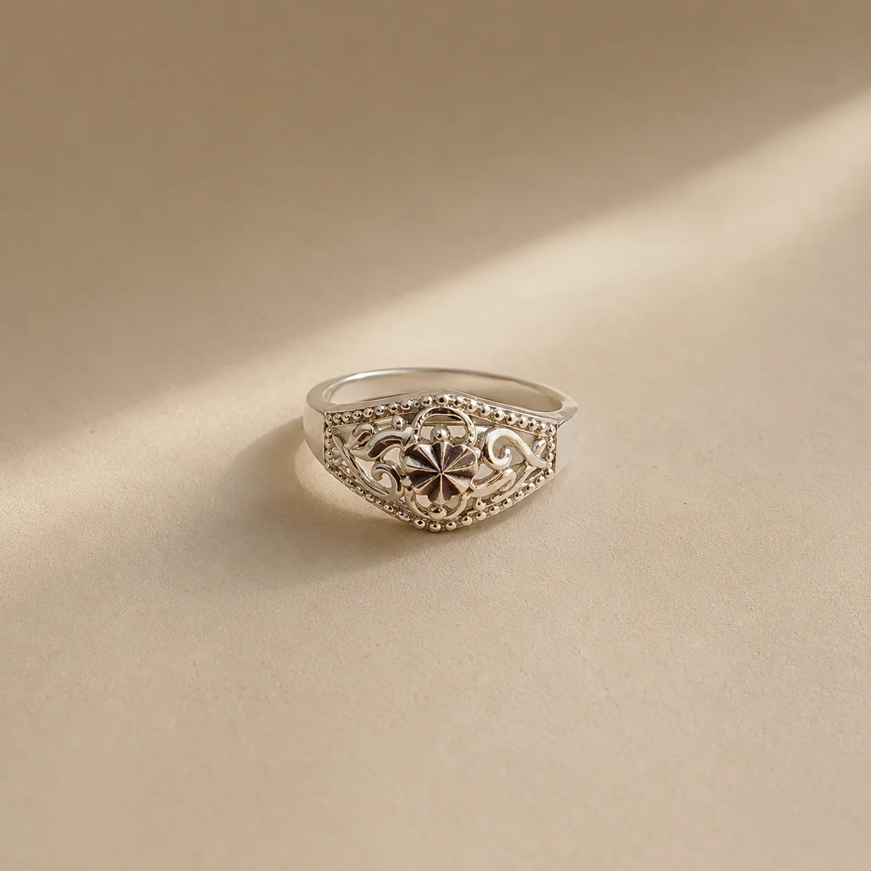 Vintage Clover Signet Ring - Image 2